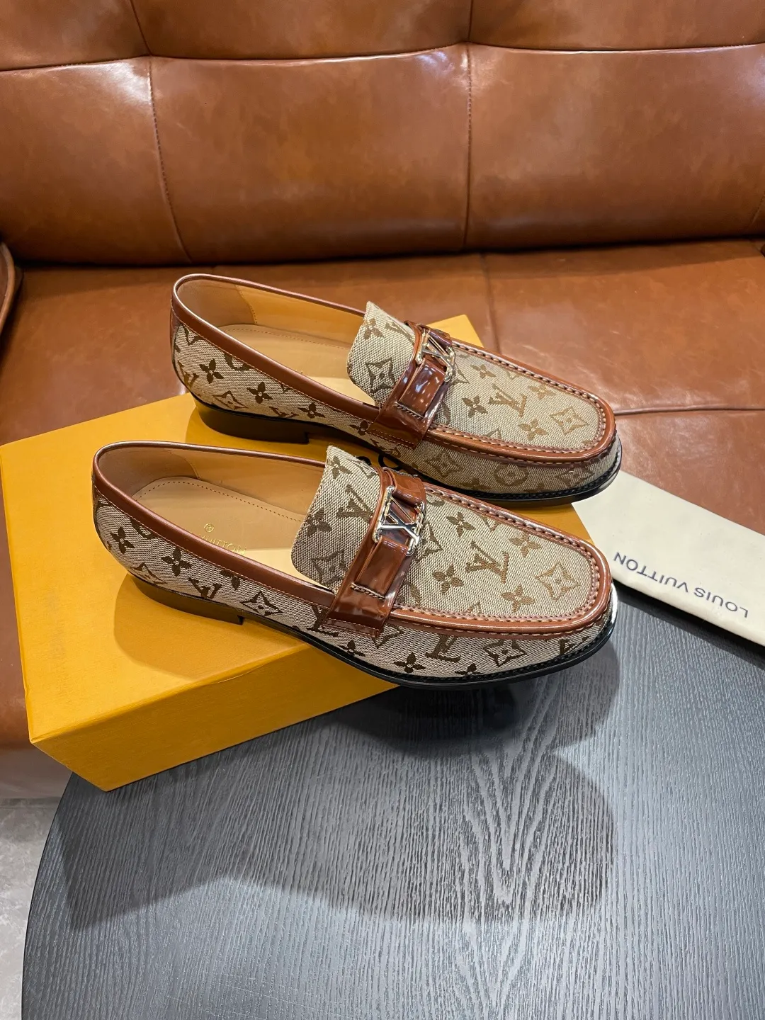[LV] Leather shoes - High-end quality - Upper: 🔝Tumbled cowhide, Nappa cowhide, brand logo sewn on the shoe body - Inner: cowhide, foot pad; water-dyed cowhide - Outsole: T men's shoes 💰R·Rubber foam; two-color molded outsole -Super high quality control·Fine workmanship: highlighted (high-end·luxury·grade) -Size: 38-44 (45 can be customized)